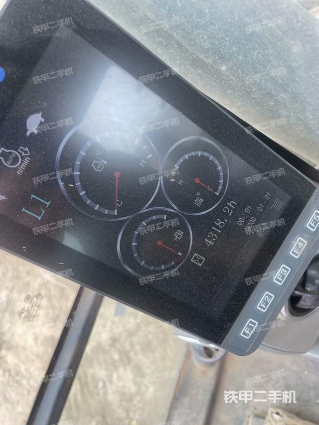 駕駛室整體(整機(jī)外觀) 駕駛室整體(整機(jī)外觀)