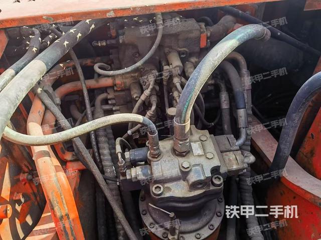 回轉(zhuǎn)馬達(dá)和主控閥(整機(jī)外觀) 回轉(zhuǎn)馬達(dá)和主控閥(整機(jī)外觀)