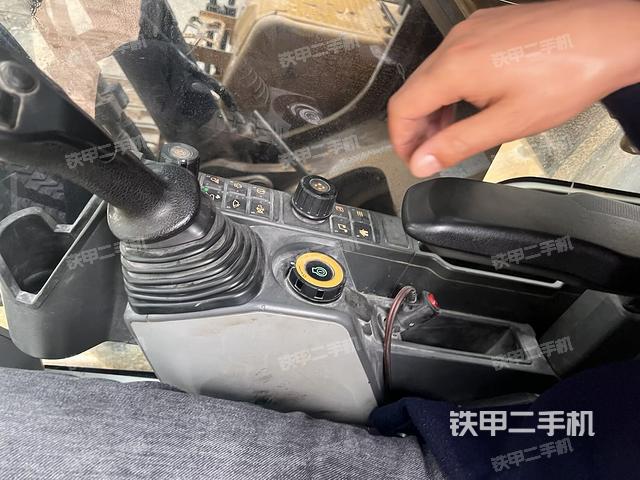 座椅左侧控制台/音响/含左手柄（驾驶室部分）