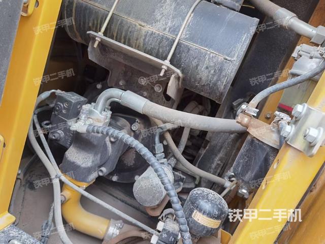 液壓泵艙室正面整體(整機外觀) 液壓泵艙室正面整體(整機外觀)