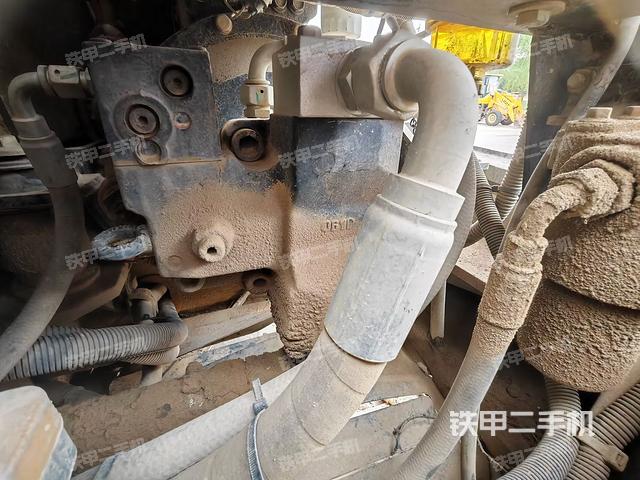 液壓泵艙室正面整體(整機外觀) 液壓泵艙室正面整體(整機外觀)