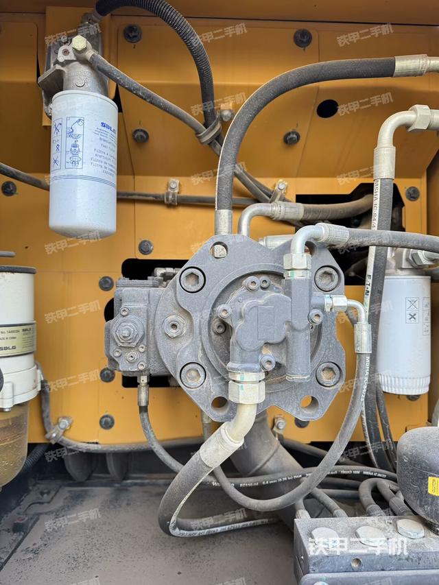 液壓泵艙室正面整體（整機(jī)外觀）