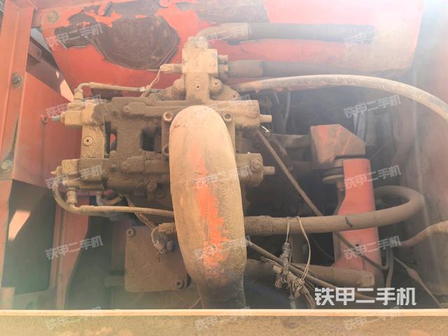 液壓泵艙室正面整體(整機(jī)外觀) 液壓泵艙室正面整體(整機(jī)外觀)