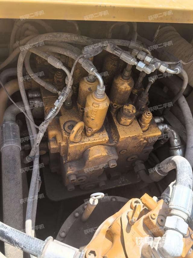 回转马达和主控阀（整机外观）