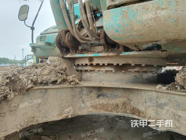 駕駛室頂部(整機(jī)外觀) 駕駛室頂部(整機(jī)外觀)