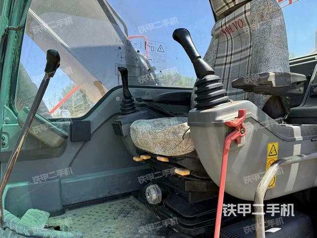 駕駛室整體(整機(jī)外觀) 駕駛室整體(整機(jī)外觀)