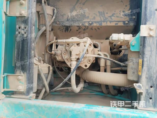 液壓泵艙室正面整體(整機(jī)外觀) 液壓泵艙室正面整體(整機(jī)外觀)