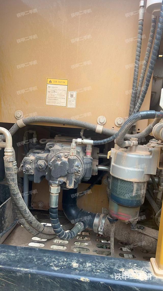 液壓泵艙室正面整體(整機(jī)外觀) 液壓泵艙室正面整體(整機(jī)外觀)