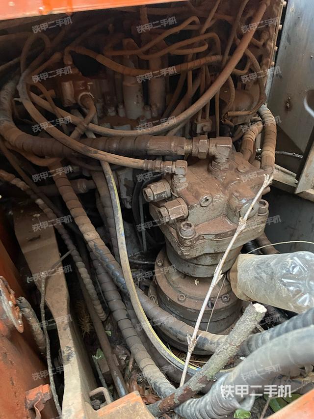 回轉(zhuǎn)馬達(dá)和主控閥(整機(jī)外觀) 回轉(zhuǎn)馬達(dá)和主控閥(整機(jī)外觀)