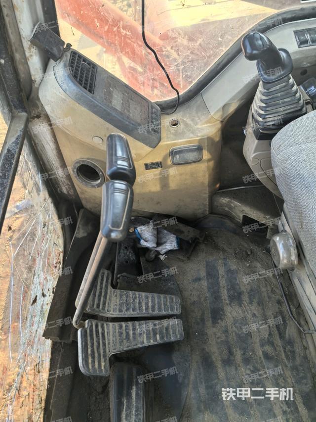 駕駛室整體(整機(jī)外觀) 駕駛室整體(整機(jī)外觀)