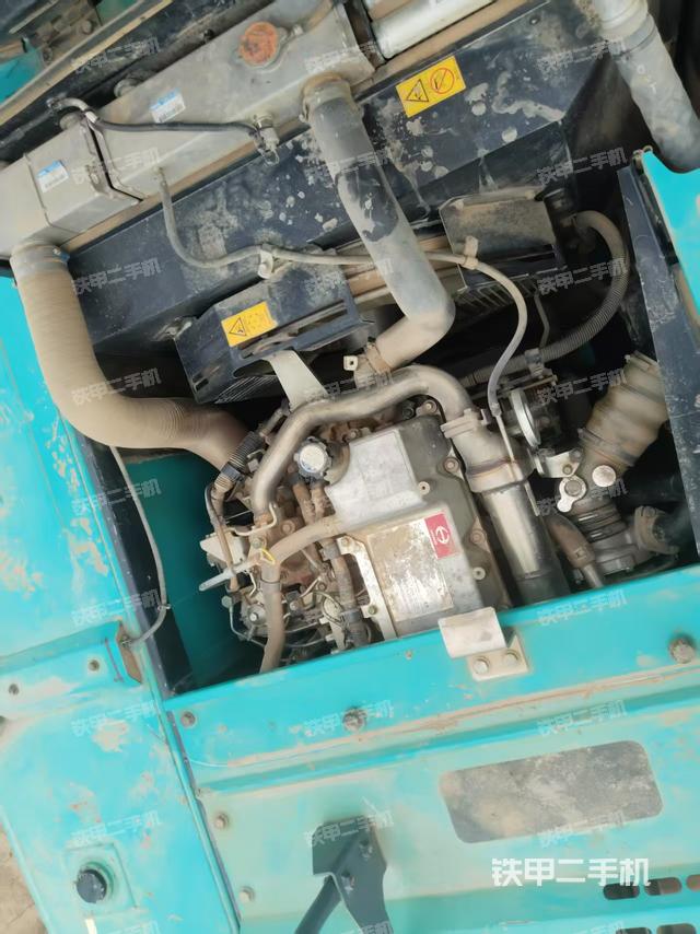 駕駛室整體(整機(jī)外觀) 駕駛室整體(整機(jī)外觀)