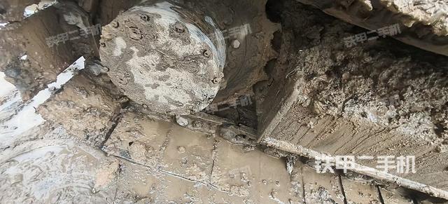 單側(cè)履帶整體(整機(jī)外觀) 單側(cè)履帶整體(整機(jī)外觀)