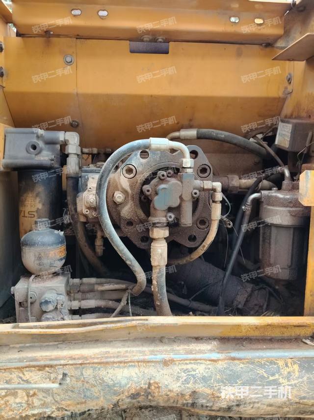 液壓泵艙室正面整體(整機(jī)外觀) 液壓泵艙室正面整體(整機(jī)外觀)
