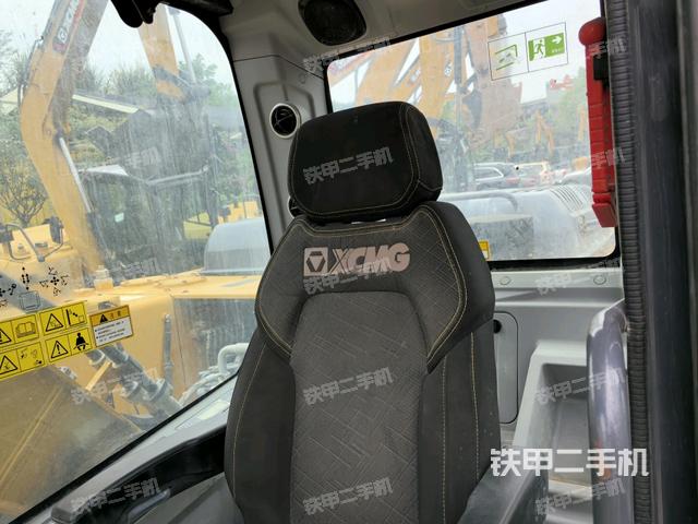 行走控制手柄和踏板 俯拍(驾驶室部分) 行走控制手柄和踏板 俯拍(驾驶室部分)