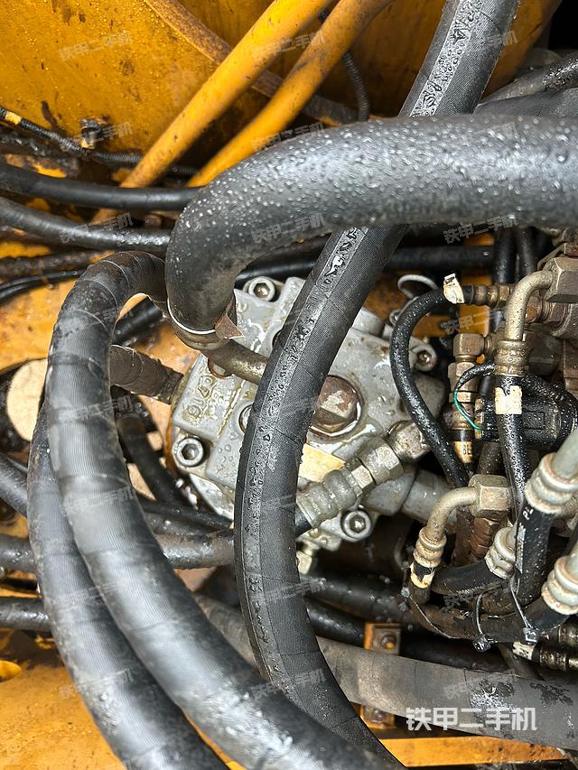 回轉(zhuǎn)馬達(dá)和主控閥(整機(jī)外觀) 回轉(zhuǎn)馬達(dá)和主控閥(整機(jī)外觀)