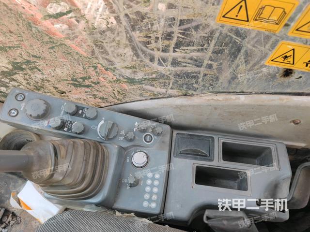 座椅左侧控制台/音响/含左手柄(驾驶室部分) 座椅左侧控制台/音响/含左手柄(驾驶室部分)