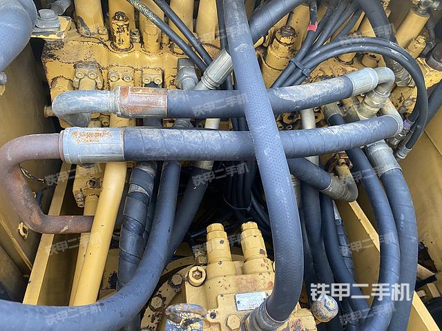 回转马达和主控阀（整机外观）