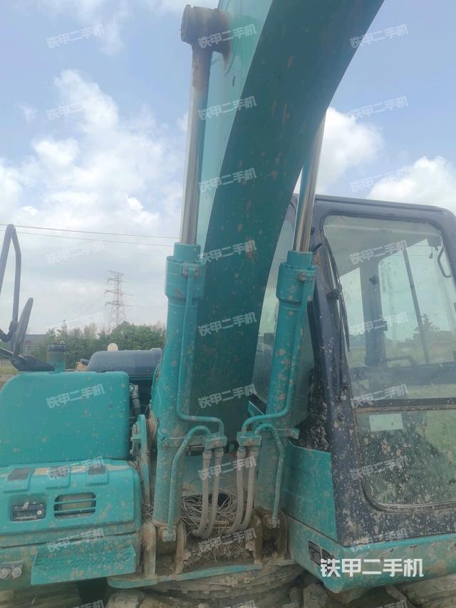 大臂油缸整体 竖拍(工作和回转装置) 大臂油缸整体 竖拍(工作和回转装置)