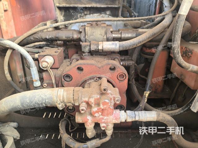 液压泵舱室正面整体(整机外观) 液压泵舱室正面整体(整机外观)