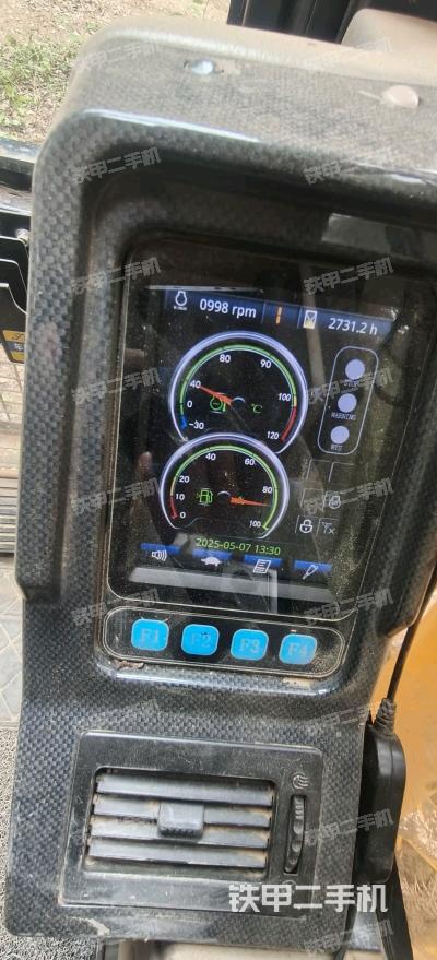 駕駛室頂部(整機(jī)外觀) 駕駛室頂部(整機(jī)外觀)