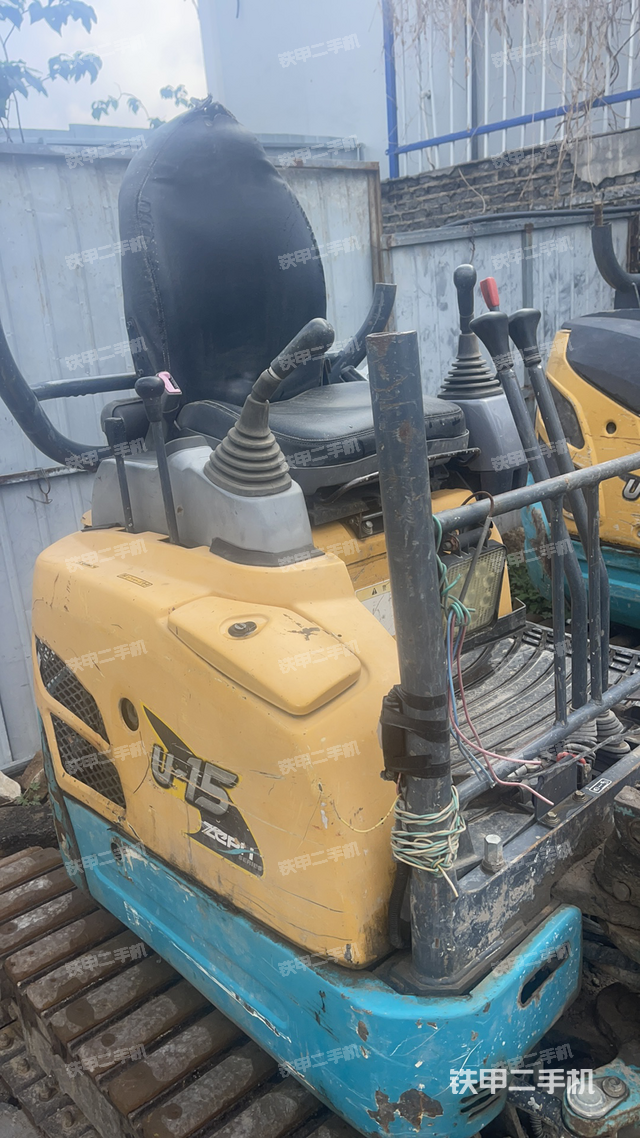 驾驶室顶部（整机外观）