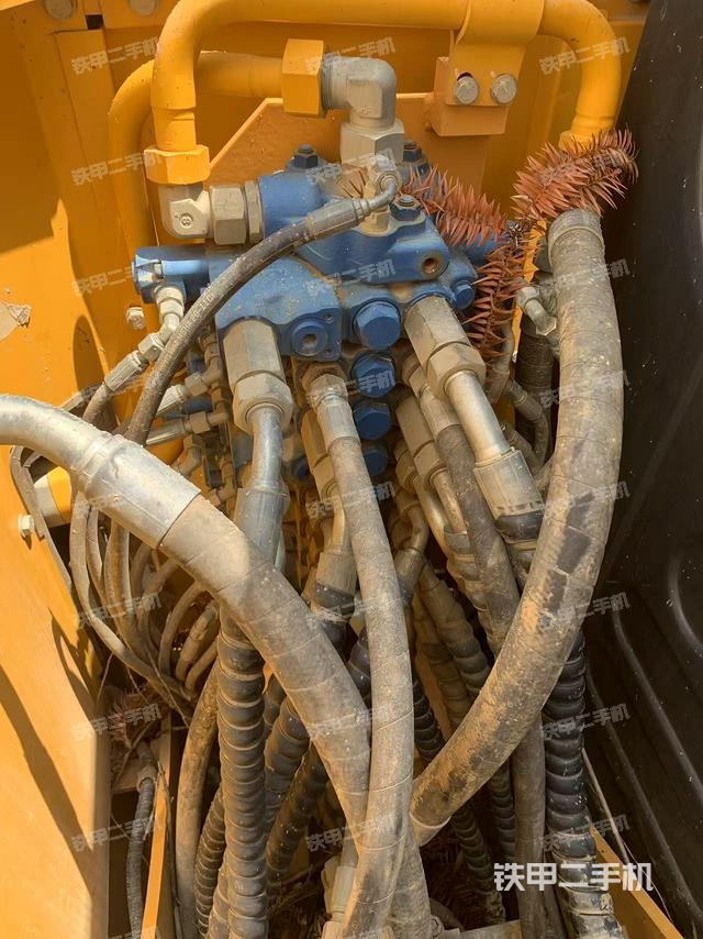 回轉馬達和主控閥（整機外觀）