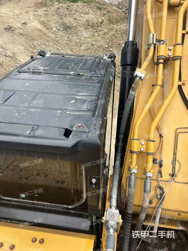 駕駛室頂部(整機(jī)外觀) 駕駛室頂部(整機(jī)外觀)