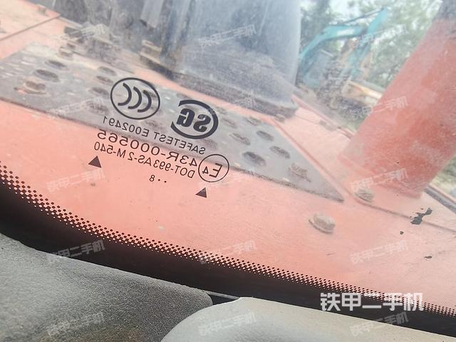 駕駛室頂部(整機(jī)外觀) 駕駛室頂部(整機(jī)外觀)