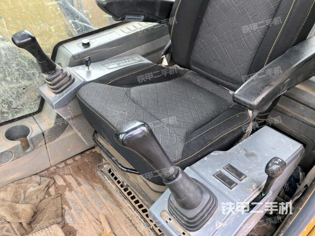 座椅右侧控制台/钥匙门/油门/含右手柄(驾驶室部分) 座椅右侧控制台/钥匙门/油门/含右手柄(驾驶室部分)