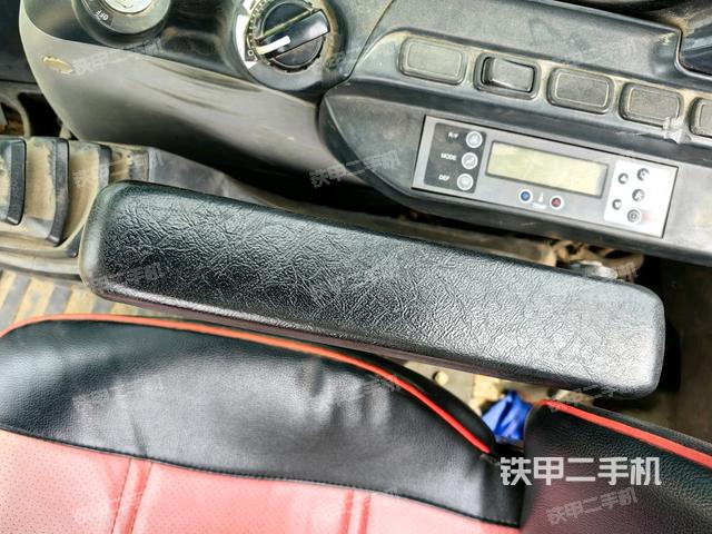 座椅左侧控制台/音响/含左手柄(驾驶室部分) 座椅左侧控制台/音响/含左手柄(驾驶室部分)