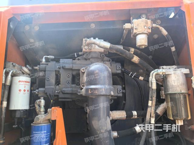 液压泵舱室正面整体（整机外观）