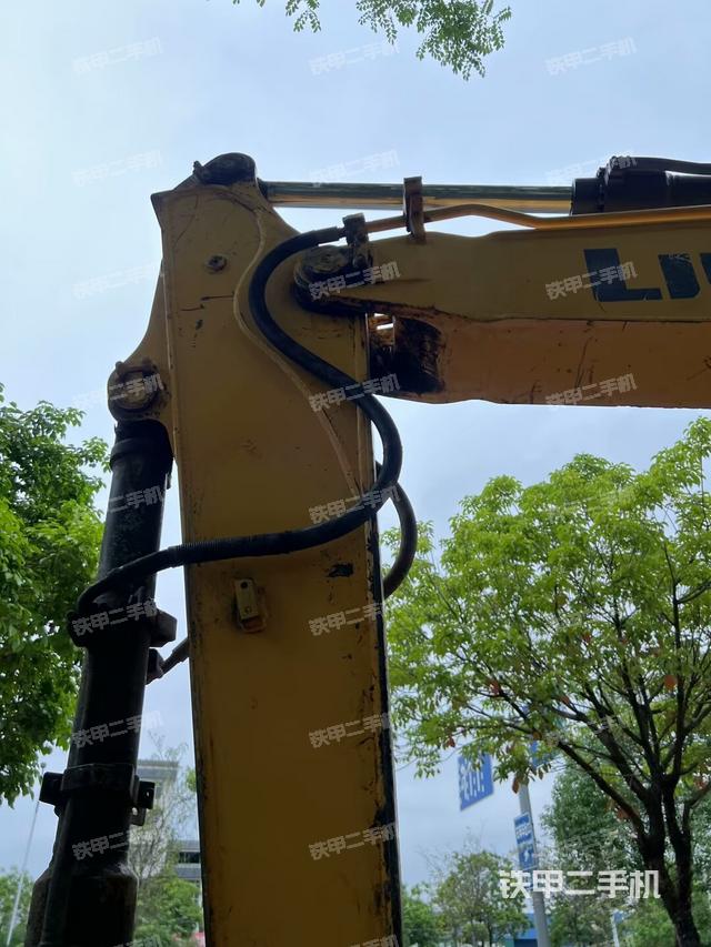 小臂整体左后(工作和回转装置) 小臂整体左后(工作和回转装置)