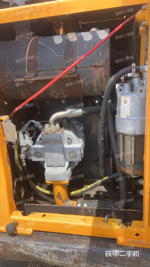 液壓泵艙室正面整體(整機(jī)外觀) 液壓泵艙室正面整體(整機(jī)外觀)