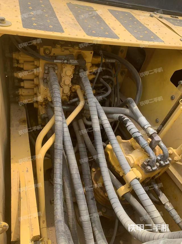 回轉(zhuǎn)馬達(dá)和主控閥(整機(jī)外觀) 回轉(zhuǎn)馬達(dá)和主控閥(整機(jī)外觀)