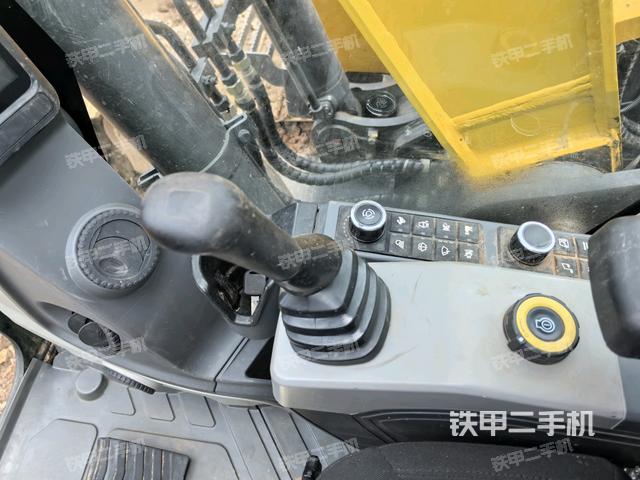 座椅右側(cè)控制臺/鑰匙門/油門/含右手柄(駕駛室部分) 座椅右側(cè)控制臺/鑰匙門/油門/含右手柄(駕駛室部分)