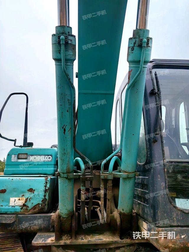 大臂油缸整体 竖拍(工作和回转装置) 大臂油缸整体 竖拍(工作和回转装置)