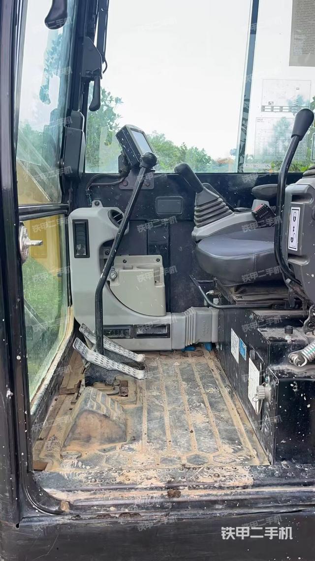 駕駛室整體(整機(jī)外觀) 駕駛室整體(整機(jī)外觀)