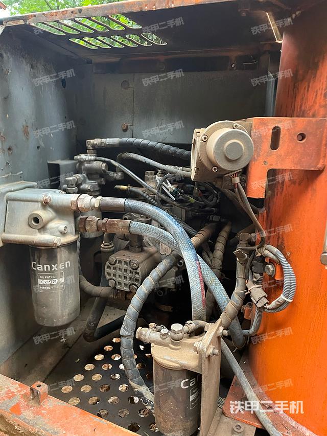 液壓泵艙室正面整體(整機(jī)外觀) 液壓泵艙室正面整體(整機(jī)外觀)