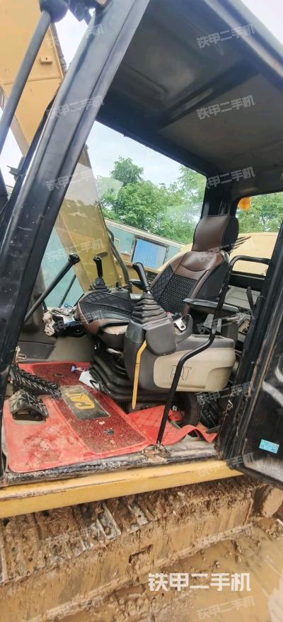 駕駛室整體(整機(jī)外觀) 駕駛室整體(整機(jī)外觀)