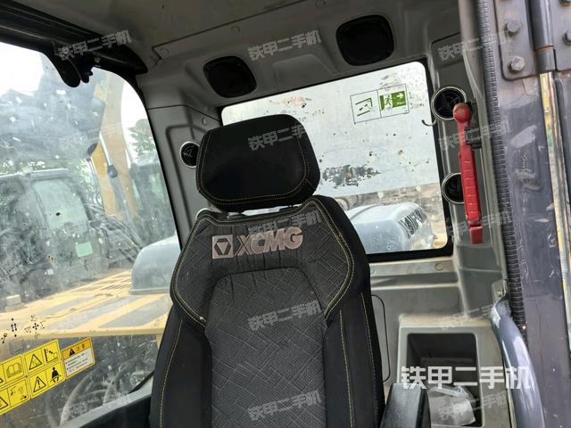 行走控制手柄和踏板 俯拍(驾驶室部分) 行走控制手柄和踏板 俯拍(驾驶室部分)