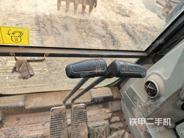 座椅左侧控制台/音响/含左手柄(驾驶室部分) 座椅左侧控制台/音响/含左手柄(驾驶室部分)