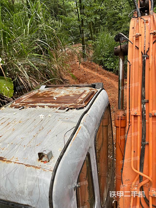 駕駛室頂部(整機(jī)外觀) 駕駛室頂部(整機(jī)外觀)