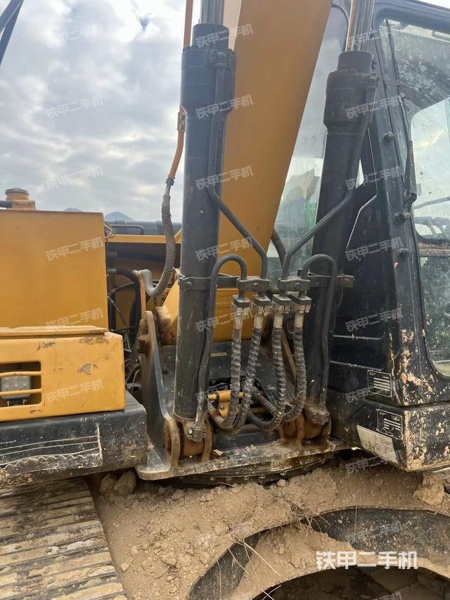 大臂油缸整体 竖拍(工作和回转装置) 大臂油缸整体 竖拍(工作和回转装置)