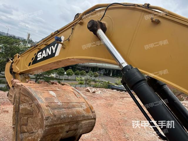 大臂背部俯視(工作和回轉(zhuǎn)裝置) 大臂背部俯視(工作和回轉(zhuǎn)裝置)