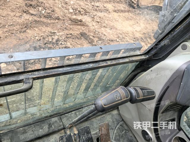 座椅左侧控制台/音响/含左手柄(驾驶室部分) 座椅左侧控制台/音响/含左手柄(驾驶室部分)