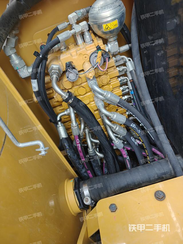 回转马达和主控阀（整机外观）