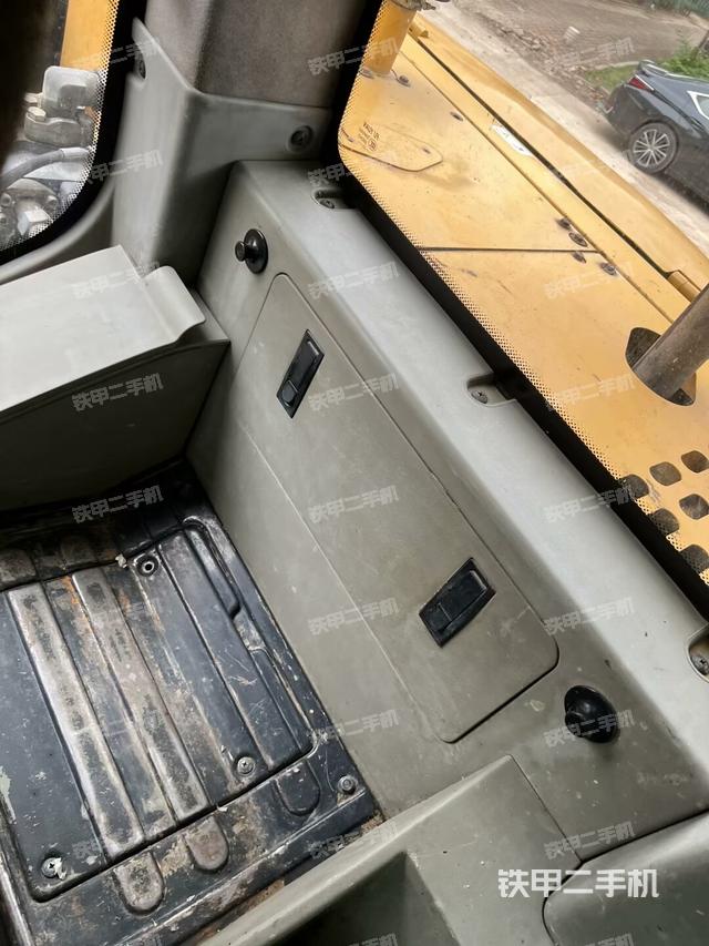 行走控制手柄和踏板 俯拍(驾驶室部分) 行走控制手柄和踏板 俯拍(驾驶室部分)