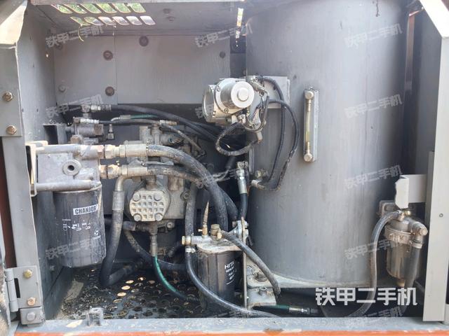 液壓泵艙室正面整體(整機(jī)外觀) 液壓泵艙室正面整體(整機(jī)外觀)