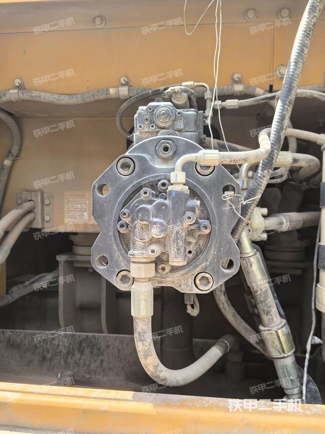 液压泵舱室正面整体（整机外观）