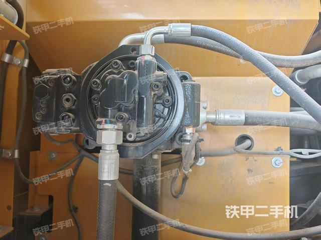 液壓泵艙室正面整體(整機(jī)外觀) 液壓泵艙室正面整體(整機(jī)外觀)